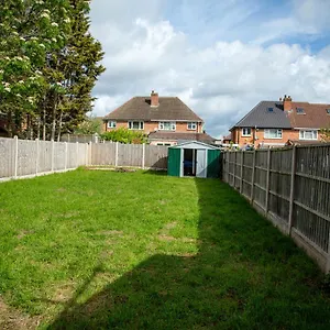 Apartment 5 Bedroom Semi-detached House- 3 Double Beds - 2 Single Beds, Birmingham