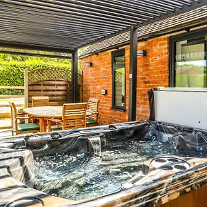 With Hot Tub - Near And Tewkesbury , Cheltenham United Kingdom